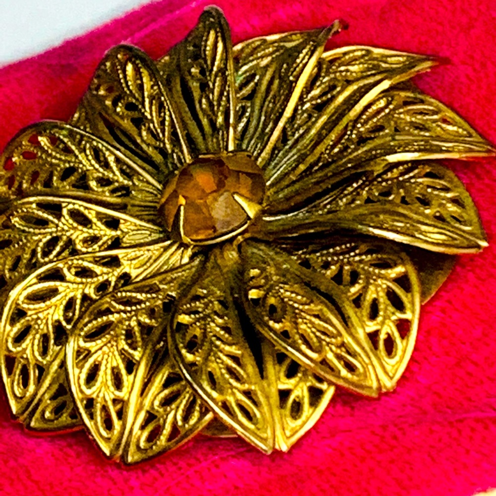 Vintage Lieba USA  Gold Tone Filigree Scarf Clip W/ Center Gemstone USA